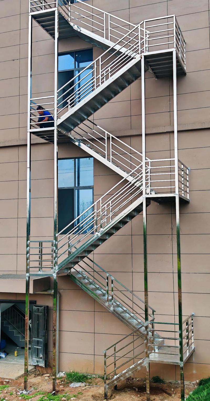 室外上楼顶的梯子,室外上楼顶的梯子叫啥